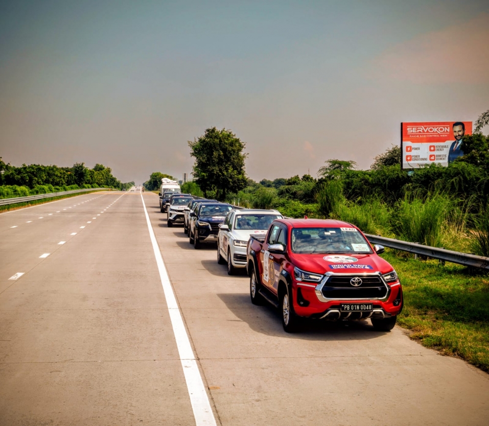 भारतीय नौसेना प्रमुख ने झंडी दिखाकर रवाना की भारतीय नौसेना कार रैली, देशभर में जनसंपर्क अभियान की होगी शुरुआत